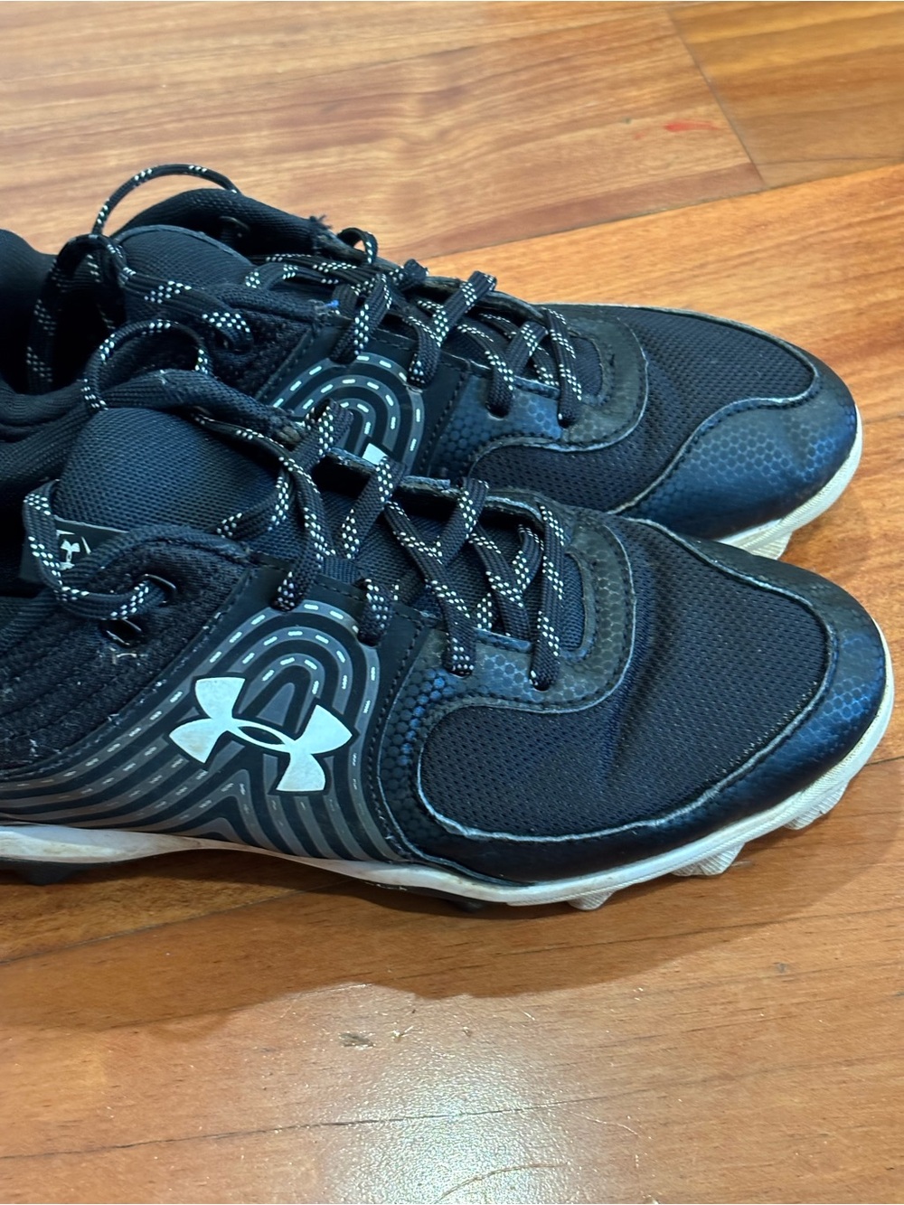 Under Armour Black and White Athletic Trainers cleats size 8.5